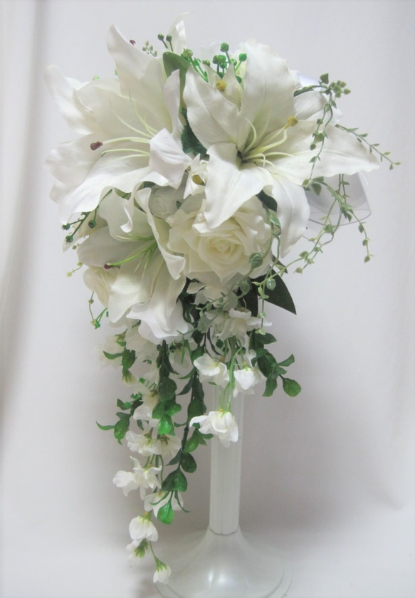 カサブランカのキャスケードブーケ♪白いバラも添えて♪ウェディングブーケ♪生花みたいに綺麗な造花です♪高品質なのに安い 3枚目の画像