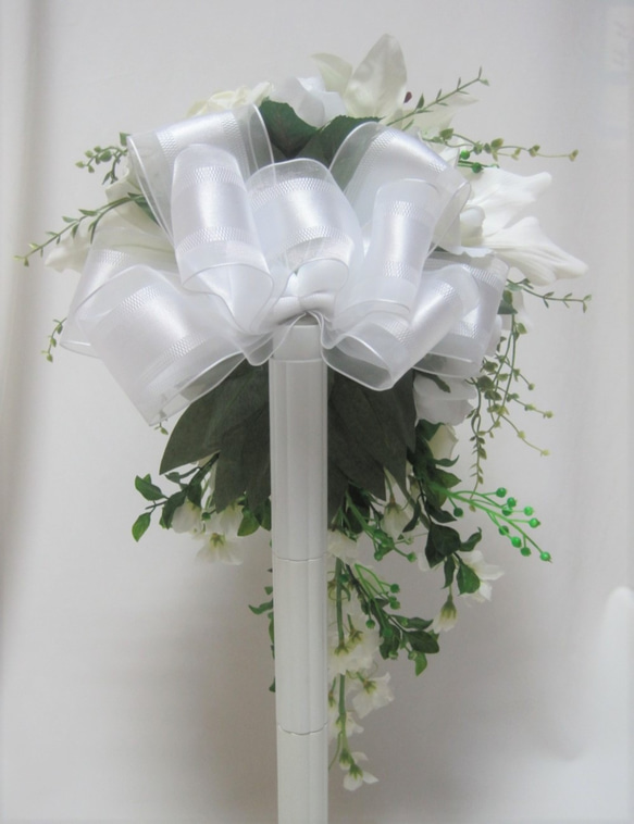 カサブランカのキャスケードブーケ♪白いバラも添えて♪ウェディングブーケ♪生花みたいに綺麗な造花です♪高品質なのに安い 4枚目の画像