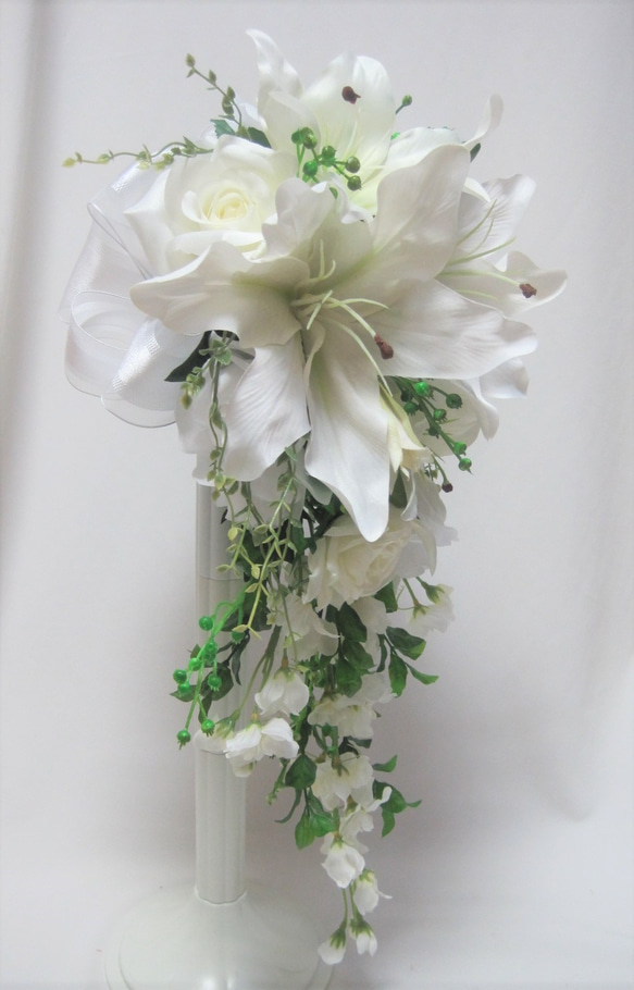 カサブランカのキャスケードブーケ♪白いバラも添えて♪ウェディングブーケ♪生花みたいに綺麗な造花です♪高品質なのに安い 5枚目の画像