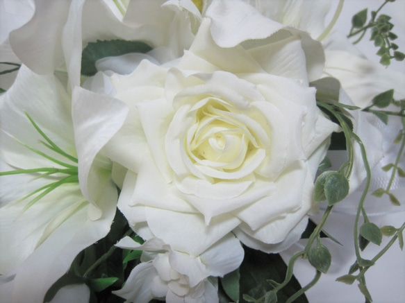 カサブランカのキャスケードブーケ♪白いバラも添えて♪ウェディングブーケ♪生花みたいに綺麗な造花です♪高品質なのに安い 9枚目の画像