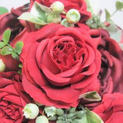 真紅のバラのラウンドブーケ♪ブートニアと髪飾り付き♪ウェディングブーケ♪生花みたいに綺麗な造花です♪高品質なのに安い 10枚目の画像