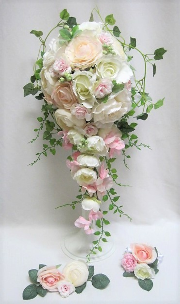 バラのキャスケードブーケ。高品質な造花使用。ウェディング♪ブートニア付き♪生花みたいに綺麗な造花です♪高品質なのに安い 2枚目の画像