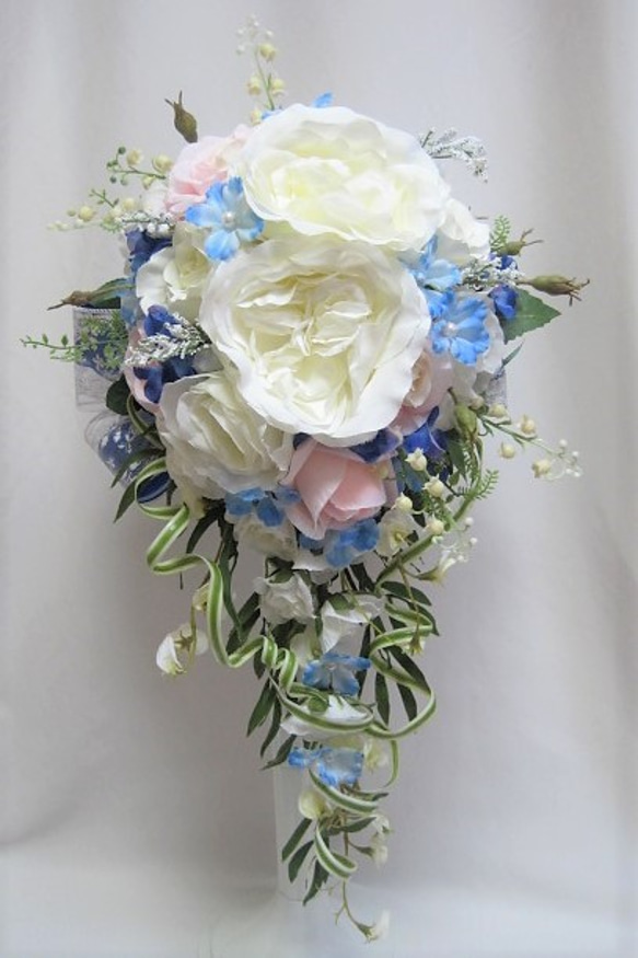サムシングブルーのキャスケードブーケ。高品質な造花使用♪ブートニア付き♪生花みたいに綺麗な造花です♪高品質なのに安い 3枚目の画像
