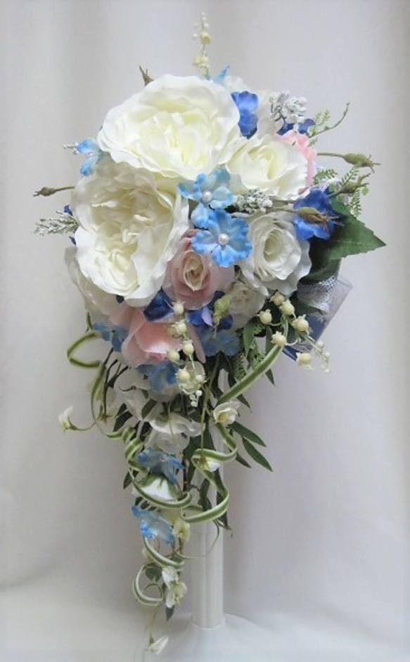サムシングブルーのキャスケードブーケ。高品質な造花使用♪ブートニア付き♪生花みたいに綺麗な造花です♪高品質なのに安い 4枚目の画像
