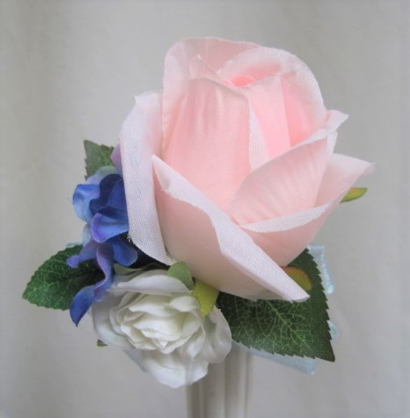 サムシングブルーのキャスケードブーケ。高品質な造花使用♪ブートニア付き♪生花みたいに綺麗な造花です♪高品質なのに安い 9枚目の画像