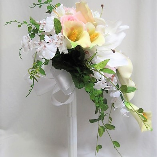 カラーとカサブランカのクレッセントブーケ。高品質な造花使用