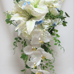 胡蝶蘭とカサブランカのキャスケードブーケ。高品質な造花使用♪ブートニア付き♪生花みたいに綺麗な造花です♪高品質なのに安い 3枚目の画像