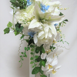 胡蝶蘭とカサブランカのキャスケードブーケ。高品質な造花使用♪ブートニア付き♪生花みたいに綺麗な造花です♪高品質なのに安い 6枚目の画像