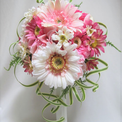 ガーベラのラウンドブーケ。高品質な造花使用♪ブートニア付き♪生花みたいに綺麗な造花です♪高品質なのに安い 3枚目の画像