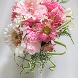 ガーベラのラウンドブーケ。高品質な造花使用♪ブートニア付き♪生花みたいに綺麗な造花です♪高品質なのに安い 4枚目の画像