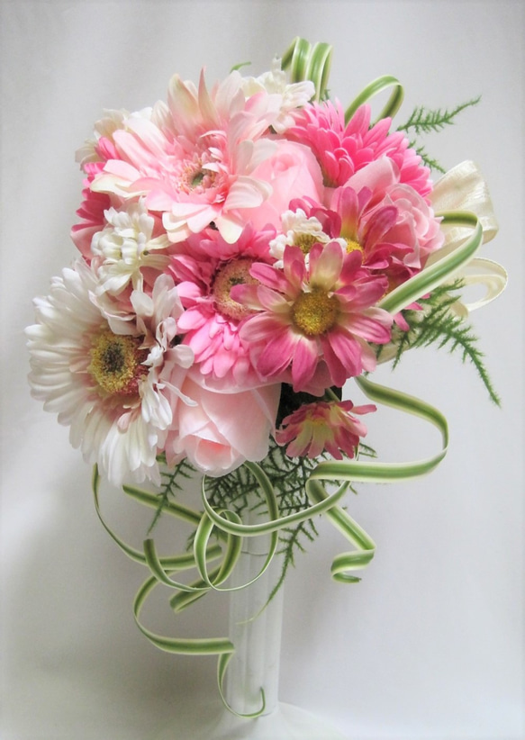 ガーベラのラウンドブーケ。高品質な造花使用♪ブートニア付き♪生花みたいに綺麗な造花です♪高品質なのに安い 4枚目の画像