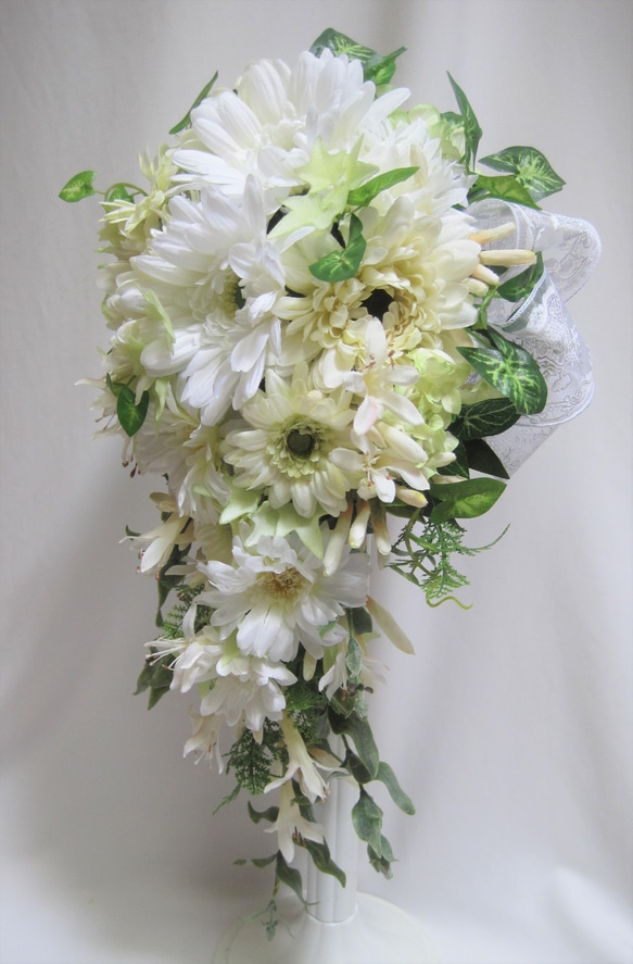 ガーベラのキャスケードブーケ。高品質な造花使用♪ブートニア付き♪生花みたいに綺麗な造花です♪高品質なのに安い 4枚目の画像