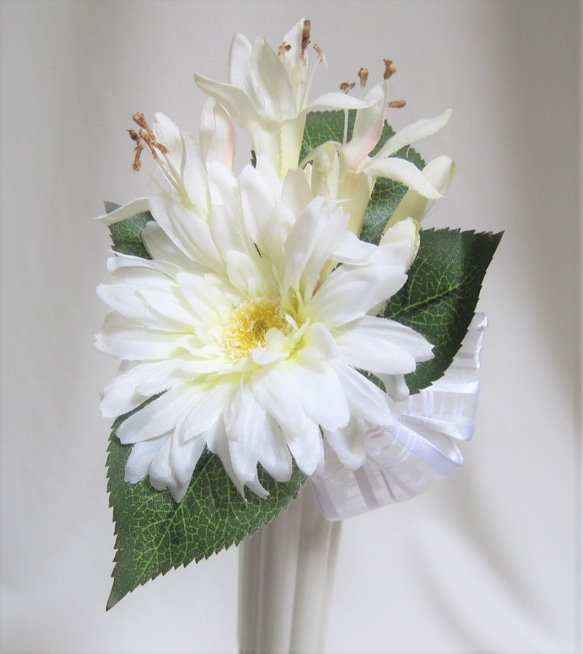 ガーベラのキャスケードブーケ。高品質な造花使用♪ブートニア付き♪生花みたいに綺麗な造花です♪高品質なのに安い 9枚目の画像