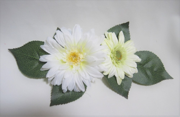 ガーベラのキャスケードブーケ。高品質な造花使用♪ブートニア付き♪生花みたいに綺麗な造花です♪高品質なのに安い 10枚目の画像