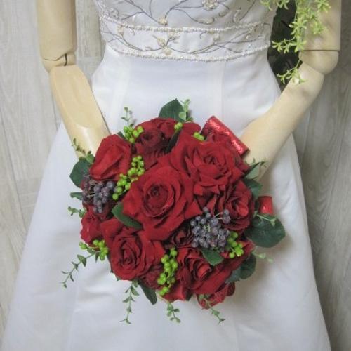 真紅のバラのクラッチブーケ♪ブートニアと髪飾り付き♪ウェディング