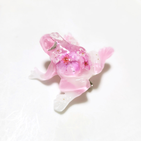 桜カエルブローチ 1枚目の画像