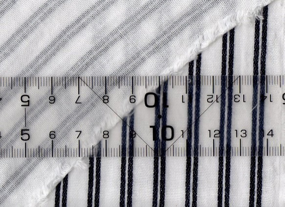 ダブルガーゼ綿100％シンプルなプルオーバー・ブラウス_シロ×クロ 2枚目の画像