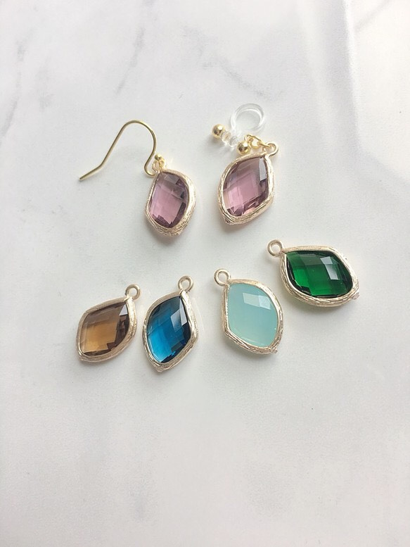 ガラスチャームのカラフルピアス イヤリング イヤリング 