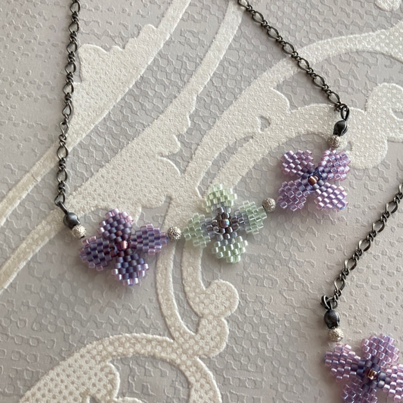 シェイプドステッチで作る＊秋色小花(紫×緑)のネックレス 1枚目の画像