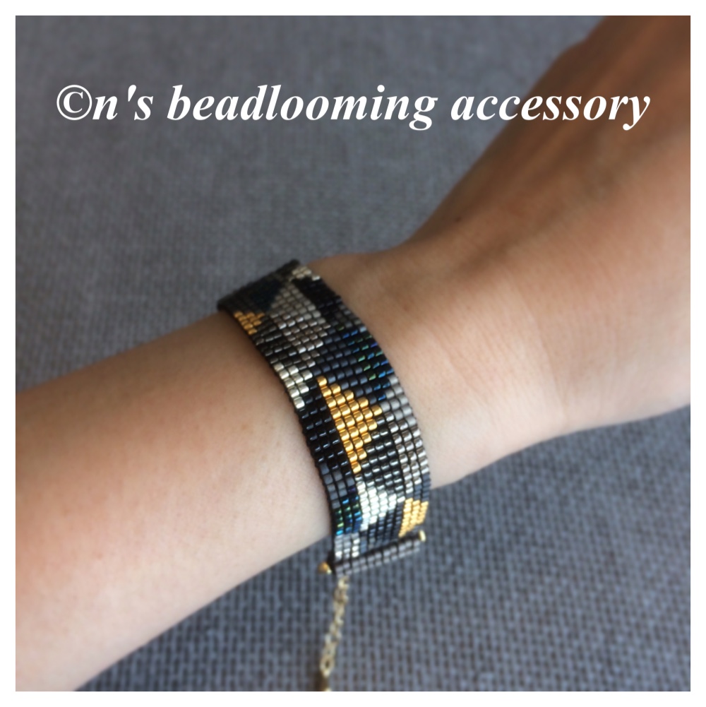 ビーズ織り 三角モザイクのブレスレット  ブラック/ゴールド/シルバー