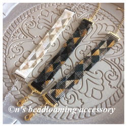 ビーズ織り 三角モザイクのブレスレット  ブラック/ゴールド/シルバー 3枚目の画像