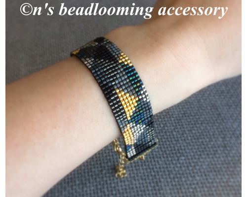 ビーズ織り 三角モザイクのブレスレット ブラック/ゴールド 