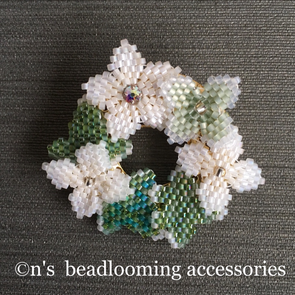 小花とアイビーのリースブローチ  ＊送料無料♫