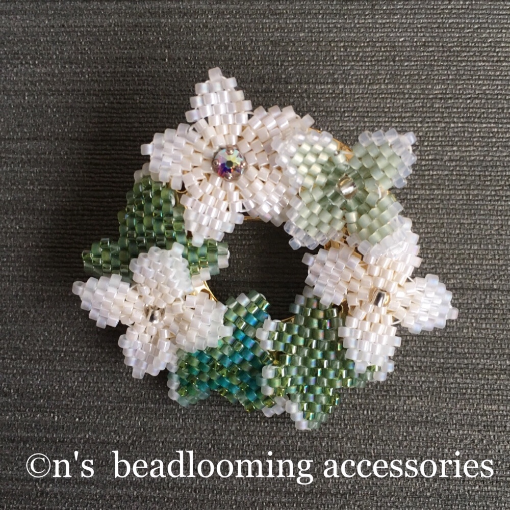 今だけ針、糸付き！シェイプドステッチで作る＊小花とアイビーのリースブローチのキット