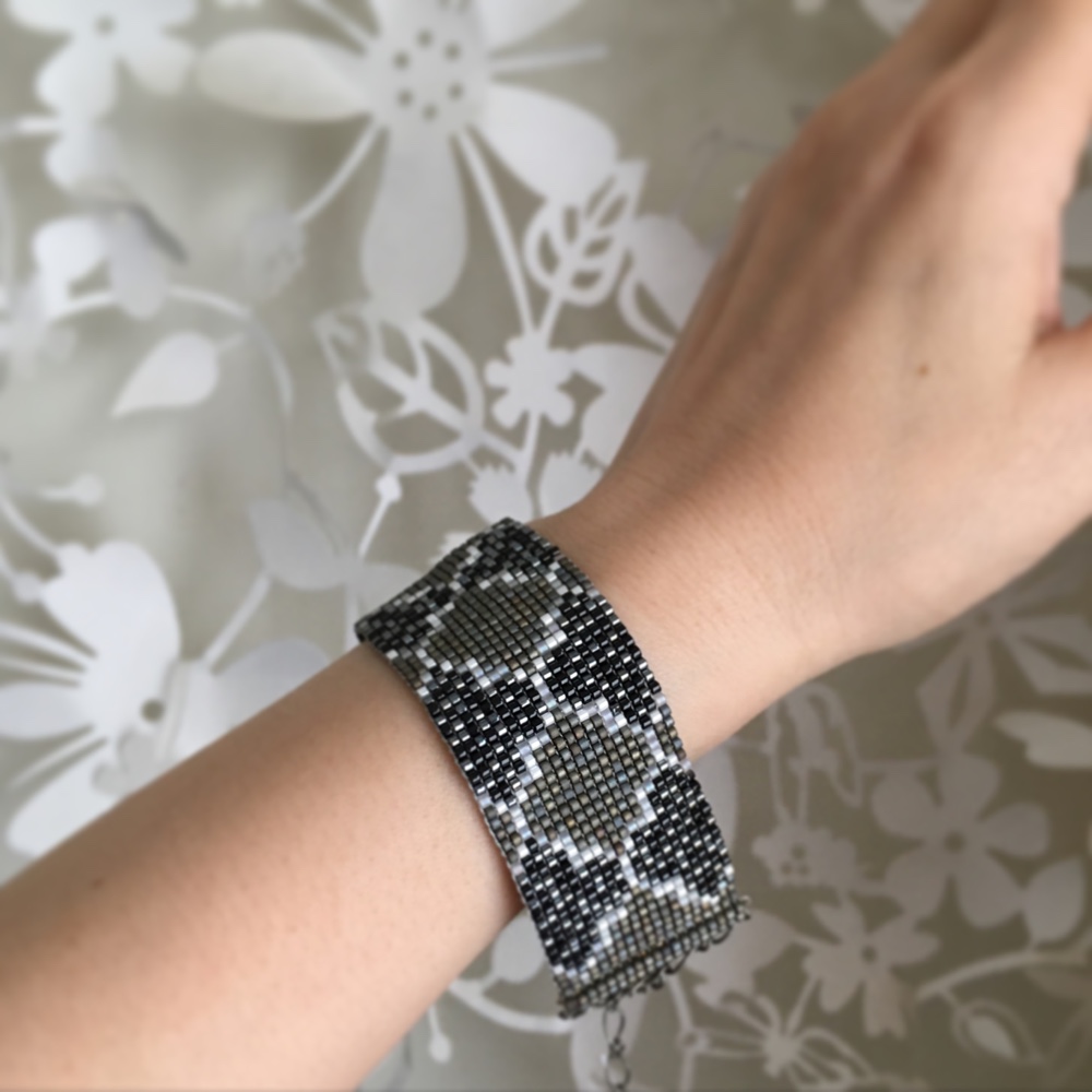 ランタンタイル柄のブレスレット  ブラック×グレイ