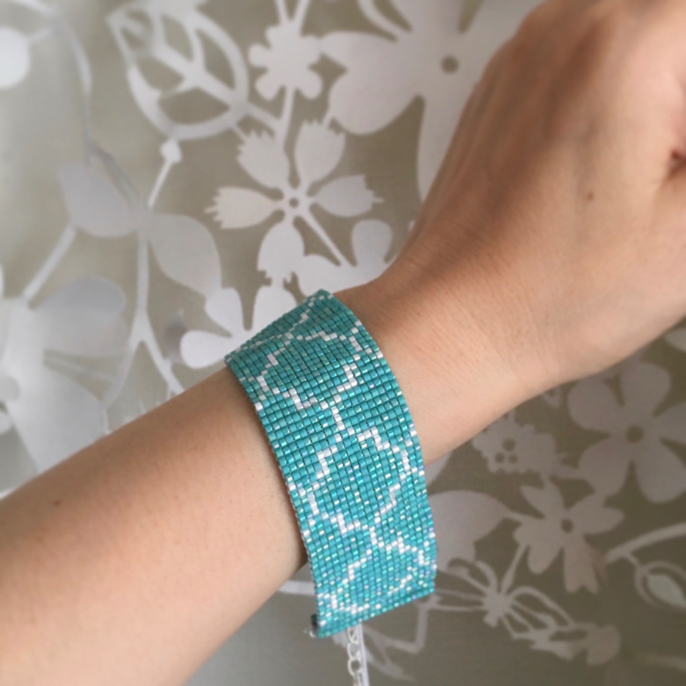 ランタンタイル柄のブレスレット  ターコイズ×ホワイト