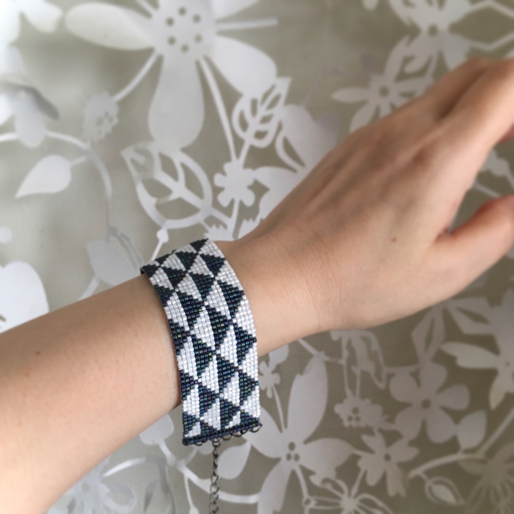 鱗(うろこ)文様のブレスレット  マットインディゴ×ホワイト