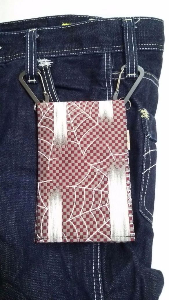 新品の帯地で作ったスマホケース「おともし帯（たい）」シルバー×市松　蜘蛛の巣柄　帯バッグ 5枚目の画像