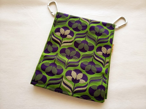 新品の帯地で作ったヒップハングバッグ「おともし帯（たい）」グリーン×紺　レトロな花柄　　帯バッグ　御朱印帳ケースにも 2枚目の画像