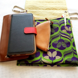 新品の帯地で作ったヒップハングバッグ「おともし帯（たい）」グリーン×紺　レトロな花柄　　帯バッグ　御朱印帳ケースにも 3枚目の画像