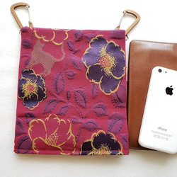 新品の帯地で作ったヒップハングバッグ「おともし帯（たい）」赤紫　椿と猫　ポシェット☆浴衣バッグ☆御朱印帳入れにも 3枚目の画像