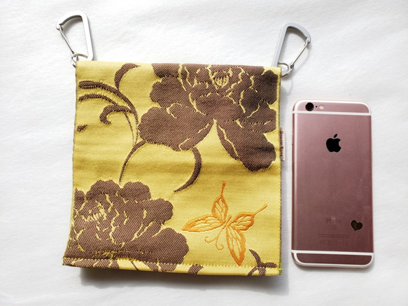 新品の帯地で作ったヒップバッグ「おともし帯（たい）」黄色　牡丹と蝶　ポシェット　ウエストポーチ　スマホ入れ　ポケット 2枚目の画像