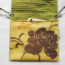 新品の帯地で作ったヒップバッグ「おともし帯（たい）」黄色　牡丹と蝶　ポシェット　ウエストポーチ　スマホ入れ　ポケット 3枚目の画像