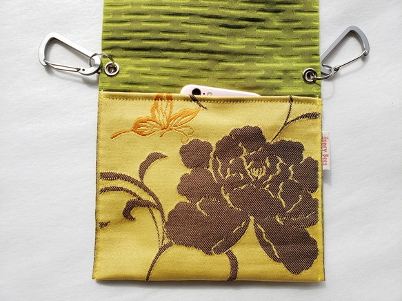 新品の帯地で作ったヒップバッグ「おともし帯（たい）」黄色　牡丹と蝶　ポシェット　ウエストポーチ　スマホ入れ　ポケット 3枚目の画像