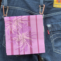 手ぶらでおでかけ！新品の帯地で作ったヒップバッグ「おともし帯（たい）」ピンク糸菊　ポシェット☆サコッシュ☆スマホケース 1枚目の画像