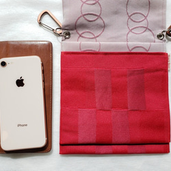 手ぶらでお出かけ！新品の帯地で作ったヒップバッグ「おともし帯（たい）」赤モダン　サコッシュ　ポシェット　御朱印帳入れにも 3枚目の画像