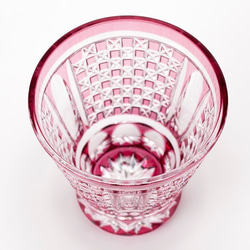 江戸切子　送料無料　無料包装　結婚祝　還暦祝　退職祝　誕生日　金赤（ピンク色）被せクリスタルガラスロックグラス 2枚目の画像