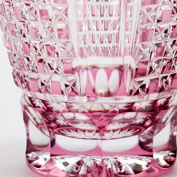 江戸切子　送料無料　無料包装　結婚祝　還暦祝　退職祝　誕生日　金赤（ピンク色）被せクリスタルガラスロックグラス 3枚目の画像