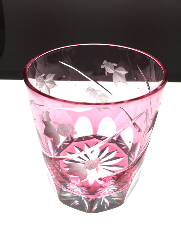 数量限定品　江戸切子　伝統工芸品　ロックグラス　金魚グラス  金赤(ピンク色) 結婚祝　ギフト　プレゼント　記念品　 2枚目の画像