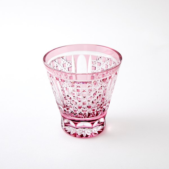 送料無料　無料包装　江戸切子の店　金赤（ピンク色）被せクリスタルロックグラス市松模様 1枚目の画像