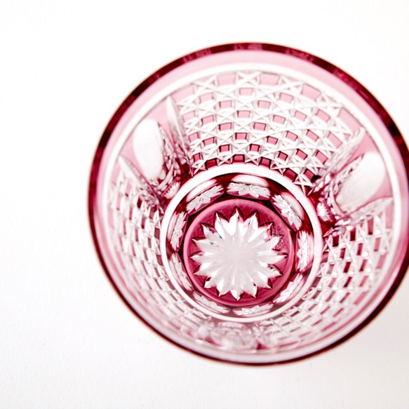 送料無料　無料包装　江戸切子の店　金赤（ピンク色）被せクリスタルロックグラス市松模様 2枚目の画像