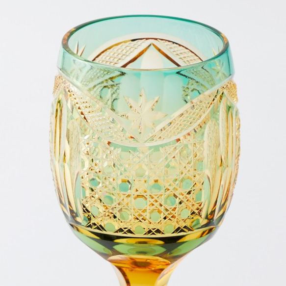 数量限定２個限り　江戸切子　琥珀色緑被せクリスタルワイングラス 1枚目の画像