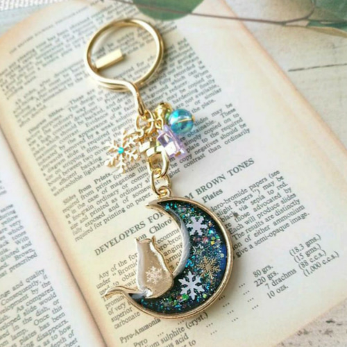 No.1070】UVレジン 月 猫シルエット 冬の夜空 キーホルダー
