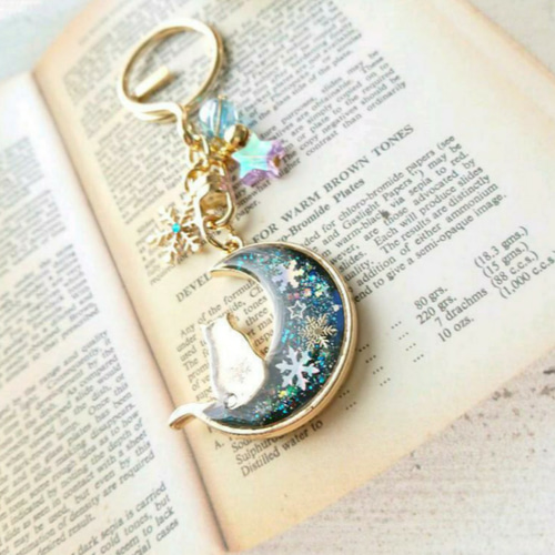 RUKURUKU/レジン/窓辺の猫 雪 蓄光 オルゴナイトキーホルダー RUKURUKU