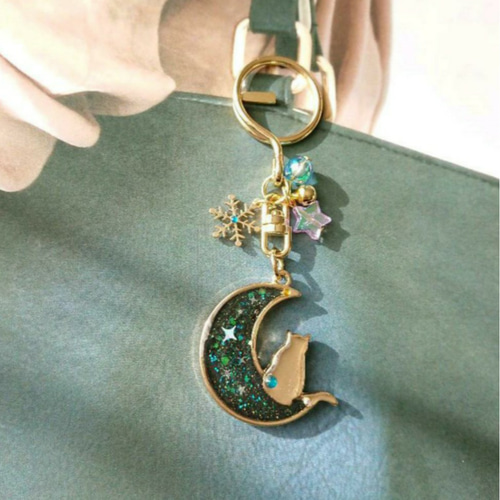RUKURUKU/レジン/窓辺の猫　雪　蓄光　オルゴナイトキーホルダー 4/16(日) UVレジンで作る星空ネコキーホルダー - 貴和製作所