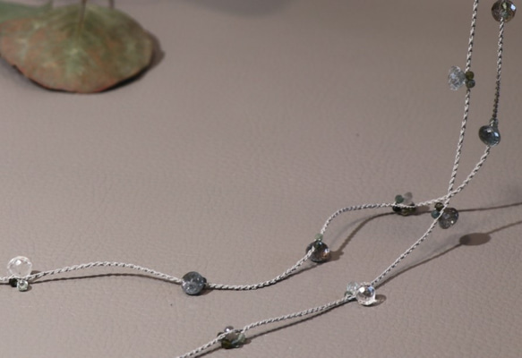 モスアクアマリンと絹のロングネックレス 2枚目の画像